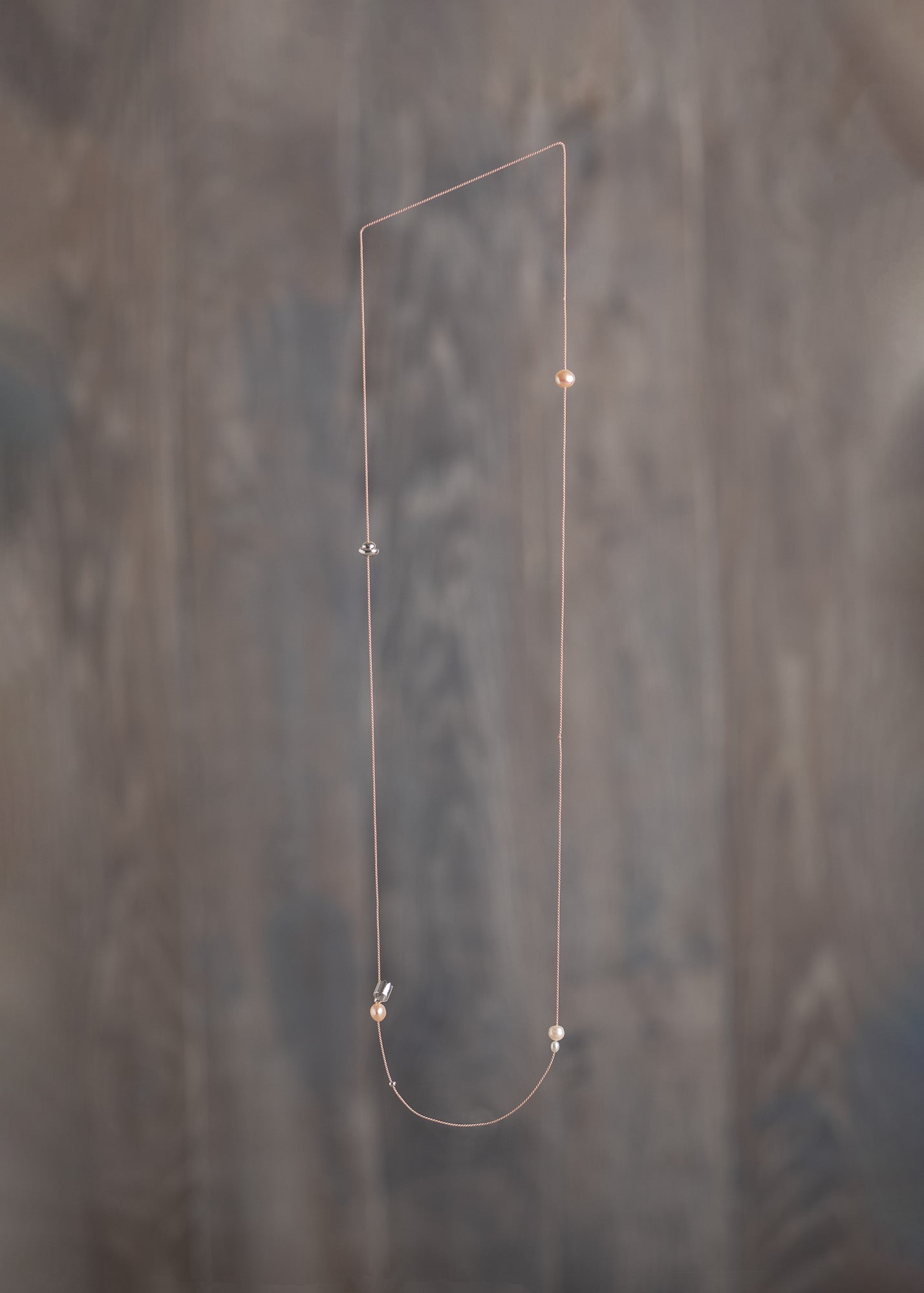 Náhrdelník Koruna s perlami na hedvábné nitce